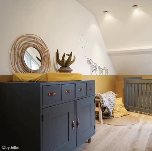 Okergele babykamer