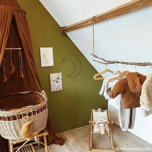 Olijfgroene babykamer