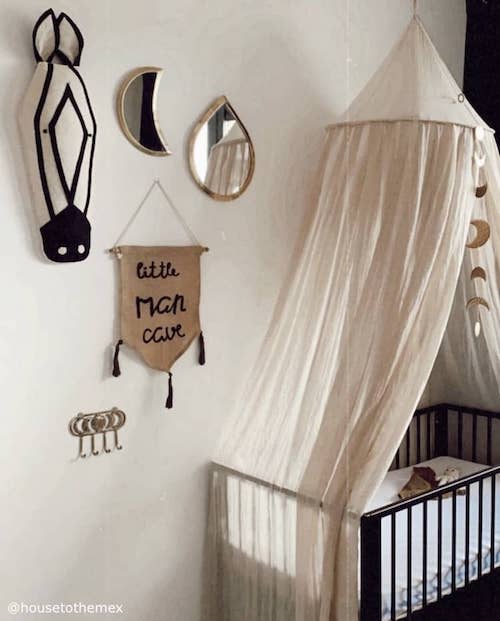 Zwarte ledikant babykamer