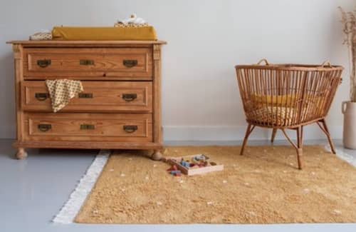okergeel vloerkleed babykamer