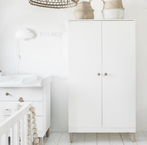 kledingkast wit babykamer